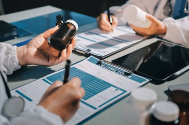 Erkek ve kadın doktorlar bir hastane odasında toplantı yapıyorlar..