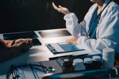 Uzman doktor bir hastaya ilaç götürmeyi açıklıyor. Sağlık ve İlaç danışmanlığı.