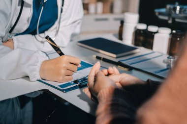 Uzman doktor bir hastaya ilaç götürmeyi açıklıyor. Sağlık ve İlaç danışmanlığı.