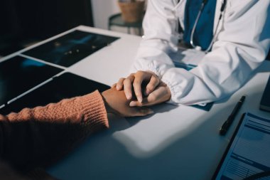 Asyalı kadın elleri yaşlı kadın ellerine dokunuyor hastanede yaşlılara yardım eden eller.