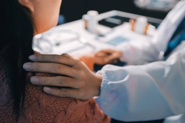 Asyalı kadın elleri yaşlı kadın ellerine dokunuyor hastanede yaşlılara yardım eden eller.