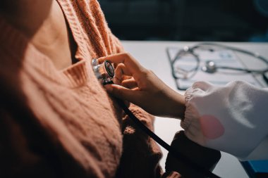 Doktor, hastanın kalp ritminin anormal mi yoksa normal mi olduğunu analiz etmek ve anlamak için kalbini inceler ve ilave tedavi için hastadan sonuçlar alır..