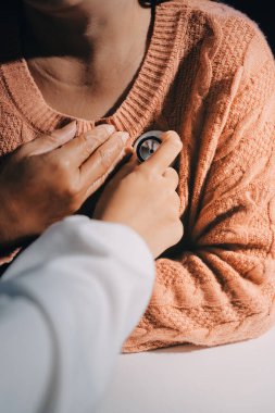 Doktor, hastanın kalp ritminin anormal mi yoksa normal mi olduğunu analiz etmek ve anlamak için kalbini inceler ve ilave tedavi için hastadan sonuçlar alır..