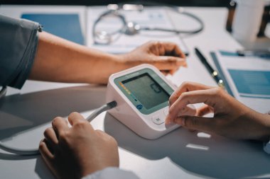 Hemşire masada yaşlı kadının kan basıncını ölçtü, yakın çekim. Üst düzey nesillere yardımcı olmak