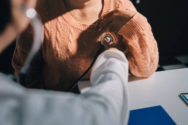 Doktor, hastanın kalp ritminin anormal mi yoksa normal mi olduğunu analiz etmek ve anlamak için kalbini inceler ve ilave tedavi için hastadan sonuçlar alır..