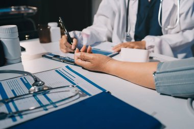 Hemşire masada yaşlı kadının kan basıncını ölçtü, yakın çekim. Üst düzey nesillere yardımcı olmak