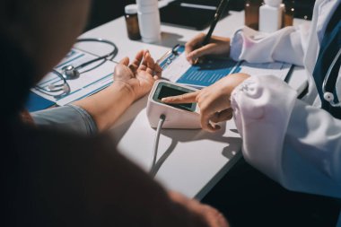 Hemşire masada yaşlı kadının kan basıncını ölçtü, yakın çekim. Üst düzey nesillere yardımcı olmak