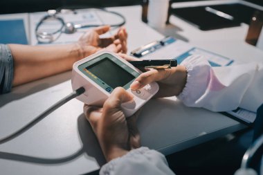 Hemşire masada yaşlı kadının kan basıncını ölçtü, yakın çekim. Üst düzey nesillere yardımcı olmak