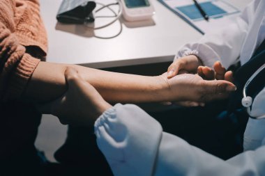 Hastanede Ortopedi uzmanı muayene hasta