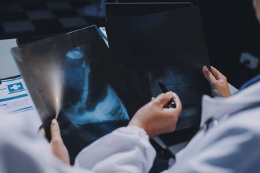 Erkek ve kadın doktorlar bir hastane odasında toplantı yapıyorlar..