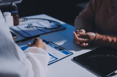 Uzman doktor bir hastaya ilaç götürmeyi açıklıyor. Sağlık ve İlaç danışmanlığı.