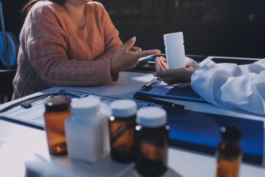 Uzman doktor bir hastaya ilaç götürmeyi açıklıyor. Sağlık ve İlaç danışmanlığı.