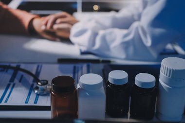 Asyalı kadın elleri yaşlı kadın ellerine dokunuyor hastanede yaşlılara yardım eden eller.