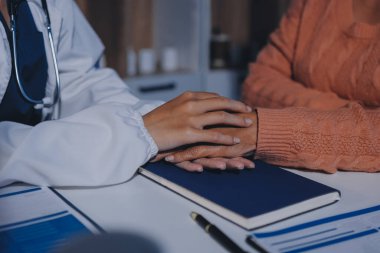 Asyalı kadın elleri yaşlı kadın ellerine dokunuyor hastanede yaşlılara yardım eden eller.