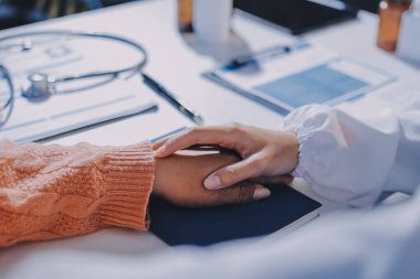 Asyalı kadın elleri yaşlı kadın ellerine dokunuyor hastanede yaşlılara yardım eden eller.