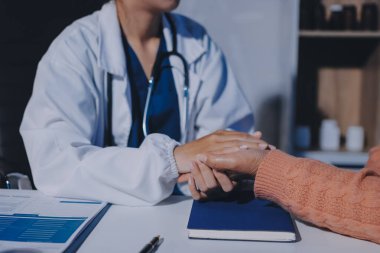 Asyalı kadın elleri yaşlı kadın ellerine dokunuyor hastanede yaşlılara yardım eden eller.