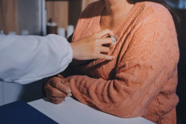 Doktor, hastanın kalp ritminin anormal mi yoksa normal mi olduğunu analiz etmek ve anlamak için kalbini inceler ve ilave tedavi için hastadan sonuçlar alır..