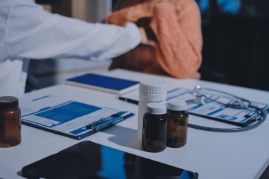 Doktor, hastanın kalp ritminin anormal mi yoksa normal mi olduğunu analiz etmek ve anlamak için kalbini inceler ve ilave tedavi için hastadan sonuçlar alır..