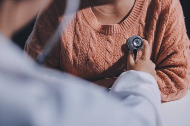 Doktor, hastanın kalp ritminin anormal mi yoksa normal mi olduğunu analiz etmek ve anlamak için kalbini inceler ve ilave tedavi için hastadan sonuçlar alır..