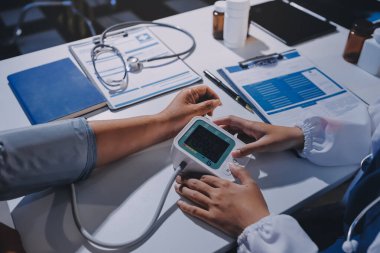 Hemşire masada yaşlı kadının kan basıncını ölçtü, yakın çekim. Üst düzey nesillere yardımcı olmak