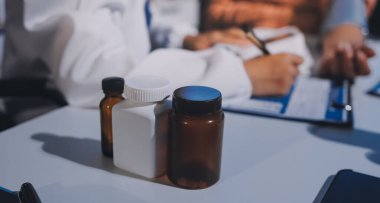 Hemşire masada yaşlı kadının kan basıncını ölçtü, yakın çekim. Üst düzey nesillere yardımcı olmak