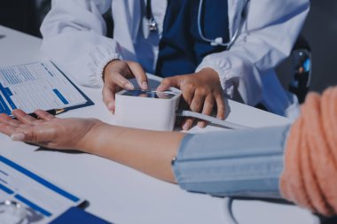 Hemşire masada yaşlı kadının kan basıncını ölçtü, yakın çekim. Üst düzey nesillere yardımcı olmak