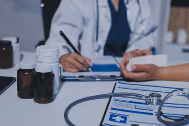 Hemşire masada yaşlı kadının kan basıncını ölçtü, yakın çekim. Üst düzey nesillere yardımcı olmak