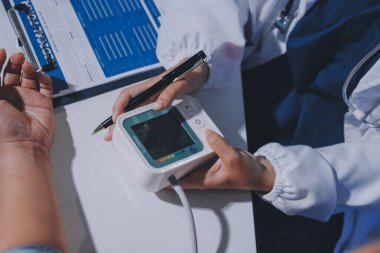 Hemşire masada yaşlı kadının kan basıncını ölçtü, yakın çekim. Üst düzey nesillere yardımcı olmak