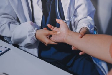 Hastanede Ortopedi uzmanı muayene hasta