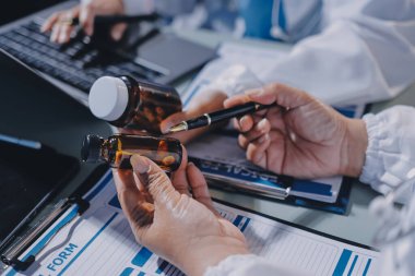 Erkek ve kadın doktorlar bir hastane odasında toplantı yapıyorlar..