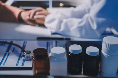 Asyalı kadın elleri yaşlı kadın ellerine dokunuyor hastanede yaşlılara yardım eden eller.