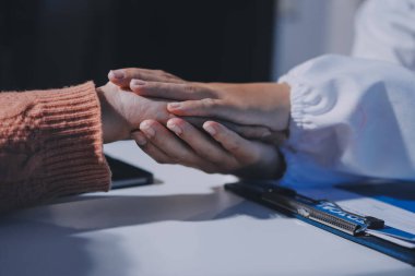 Asyalı kadın elleri yaşlı kadın ellerine dokunuyor hastanede yaşlılara yardım eden eller.