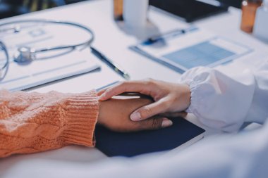 Asyalı kadın elleri yaşlı kadın ellerine dokunuyor hastanede yaşlılara yardım eden eller.