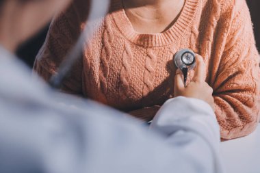 Doktor, hastanın kalp ritminin anormal mi yoksa normal mi olduğunu analiz etmek ve anlamak için kalbini inceler ve ilave tedavi için hastadan sonuçlar alır..