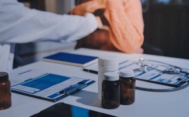 Doktor, hastanın kalp ritminin anormal mi yoksa normal mi olduğunu analiz etmek ve anlamak için kalbini inceler ve ilave tedavi için hastadan sonuçlar alır..