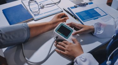 Hemşire masada yaşlı kadının kan basıncını ölçtü, yakın çekim. Üst düzey nesillere yardımcı olmak