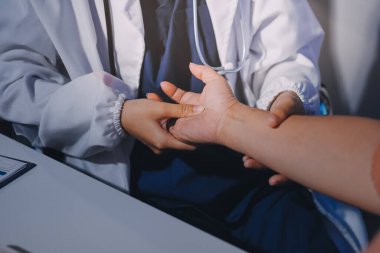 Hastanede Ortopedi uzmanı muayene hasta