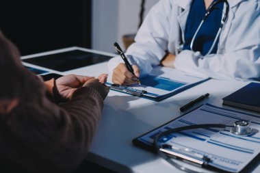 Uzman doktor bir hastaya ilaç götürmeyi açıklıyor. Sağlık ve İlaç danışmanlığı.