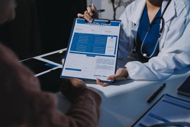 Uzman doktor bir hastaya ilaç götürmeyi açıklıyor. Sağlık ve İlaç danışmanlığı.