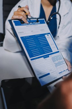 Uzman doktor bir hastaya ilaç götürmeyi açıklıyor. Sağlık ve İlaç danışmanlığı.