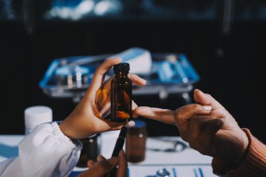 Uzman doktor bir hastaya ilaç götürmeyi açıklıyor. Sağlık ve İlaç danışmanlığı.