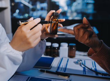 Uzman doktor bir hastaya ilaç götürmeyi açıklıyor. Sağlık ve İlaç danışmanlığı.