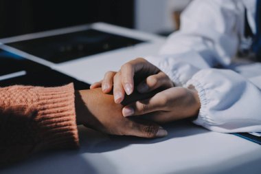 Asyalı kadın elleri yaşlı kadın ellerine dokunuyor hastanede yaşlılara yardım eden eller.