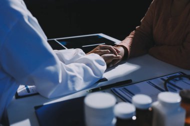 Asyalı kadın elleri yaşlı kadın ellerine dokunuyor hastanede yaşlılara yardım eden eller.