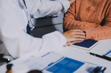 Asyalı kadın elleri yaşlı kadın ellerine dokunuyor hastanede yaşlılara yardım eden eller.