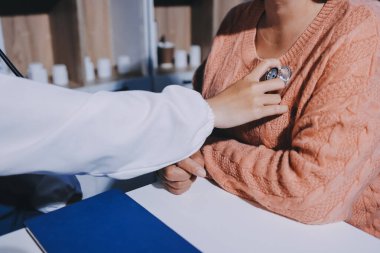 Doktor, hastanın kalp ritminin anormal mi yoksa normal mi olduğunu analiz etmek ve anlamak için kalbini inceler ve ilave tedavi için hastadan sonuçlar alır..