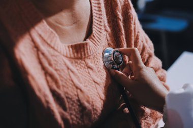 Doktor, hastanın kalp ritminin anormal mi yoksa normal mi olduğunu analiz etmek ve anlamak için kalbini inceler ve ilave tedavi için hastadan sonuçlar alır..