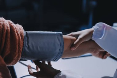 Hemşire masada yaşlı kadının kan basıncını ölçtü, yakın çekim. Üst düzey nesillere yardımcı olmak