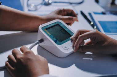 Hemşire masada yaşlı kadının kan basıncını ölçtü, yakın çekim. Üst düzey nesillere yardımcı olmak