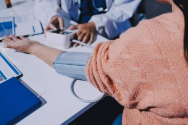 Hemşire masada yaşlı kadının kan basıncını ölçtü, yakın çekim. Üst düzey nesillere yardımcı olmak